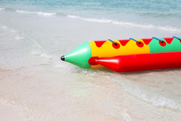 Un bateau à bananes sur la plage Concept d'été