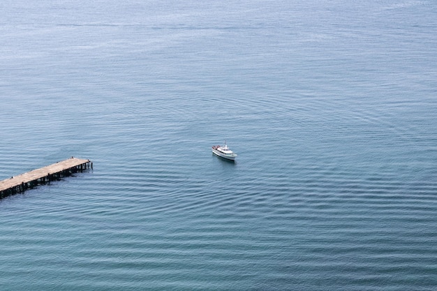 Bateau blanc dans la mer d'azur