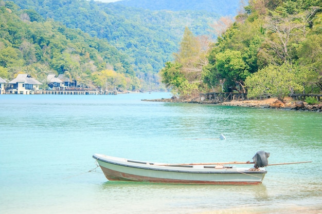 Bateau blanc dans la mer