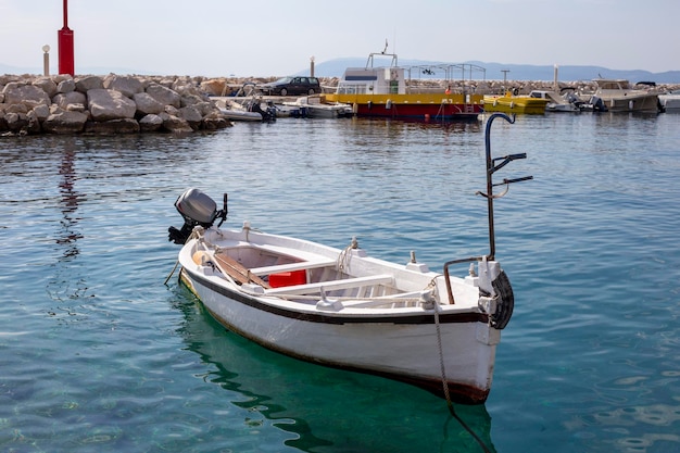 Bateau blanc avec un moteur se dresse dans le port en Croatie