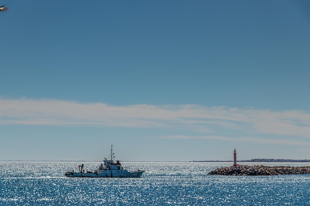 Un bateau blanc naviguant sur la plage bleue de Mahdia Tunisie