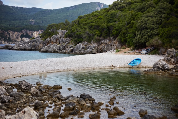 Bateau bleu au bord de la mer