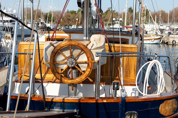 Un bateau bleu et blanc avec une roue en bois sur le côté.