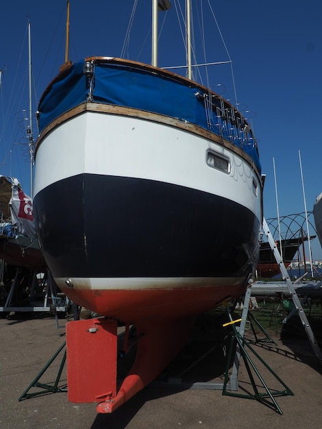 Un bateau bleu et blanc