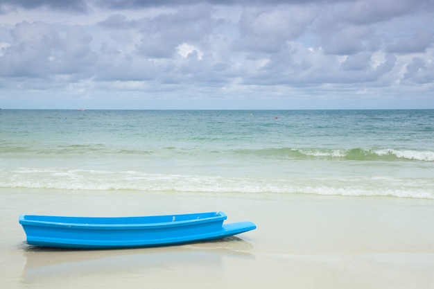 bateau bleu sur la plage de sable.