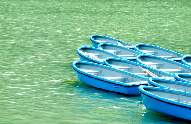 Photo bateau bleu sur la rivière.