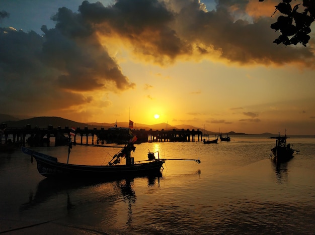 Bateau En Bois Amarré En Eau Peu Profonde Près De La Plage Au Coucher Du Soleil Paysage Romantique