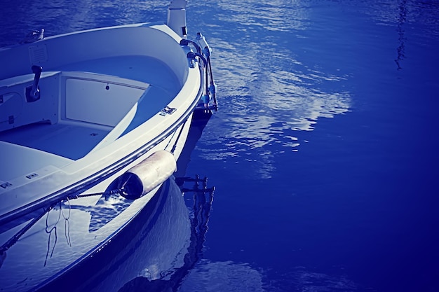 Bateau en bois au bord de la mer en bleu