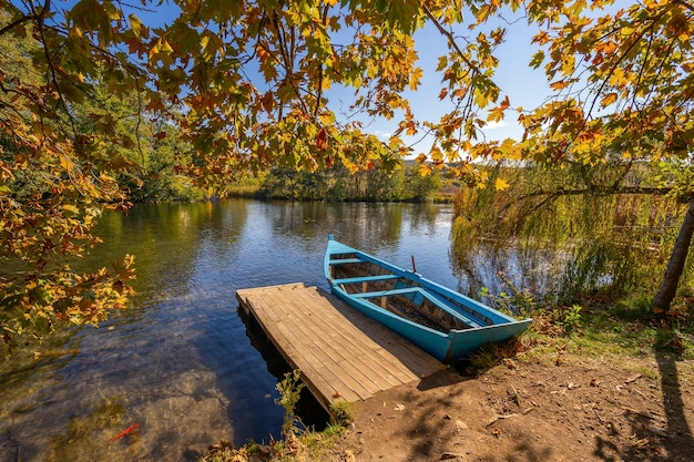 Bateau en bois au quai sur le magnifique lac.