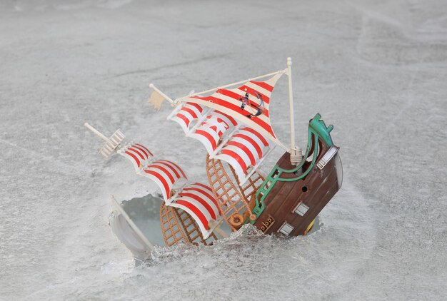bateau en bois gelé dans la glace
