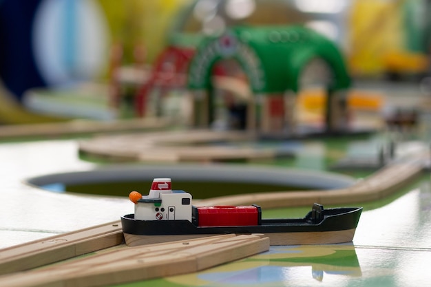 Bateau en bois jouet sur aire de jeux pour enfants