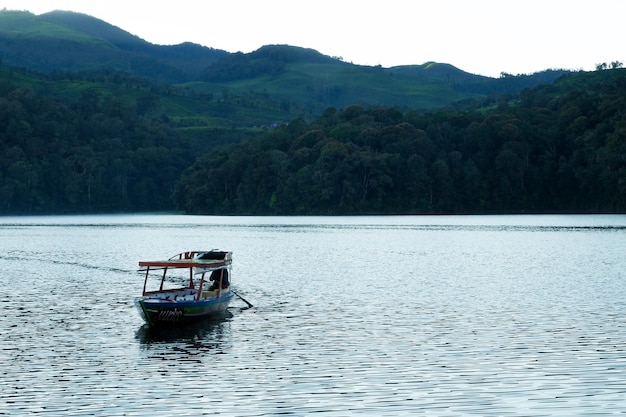 Bateau en bois sur le lac de montagne