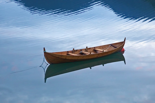 Bateau en bois sur le lac