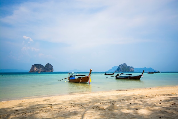 Bateau en bois sur la plage