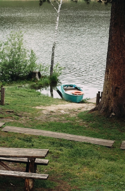 bateau en bois sur la rivière