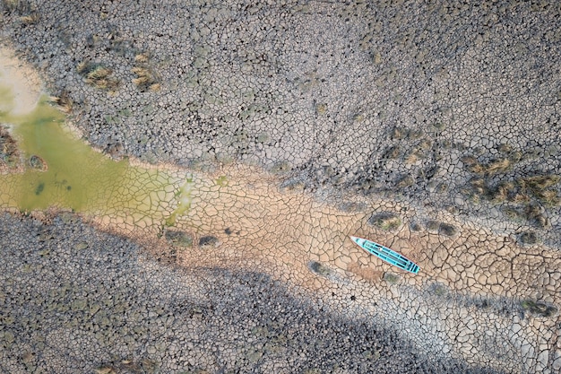 Bateau en bois sur les terres sèches de la sécheresse