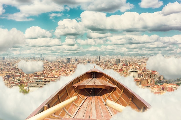 Bateau en bois vintage dans les nuages