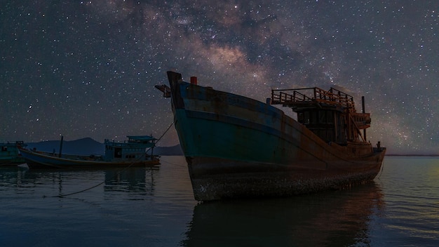 Bateau en bois et voie lactée