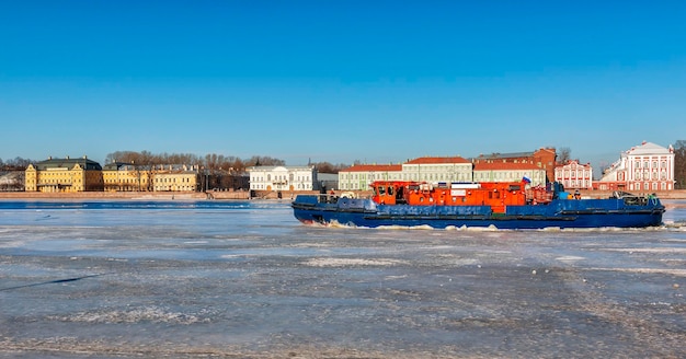 Un bateau brise la glace sur la Neva