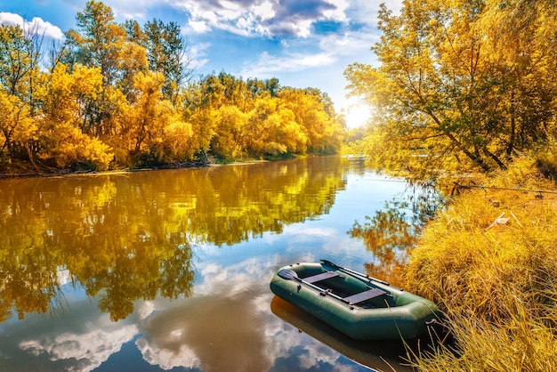 Bateau en caoutchouc gonflable sur la rivière en automne