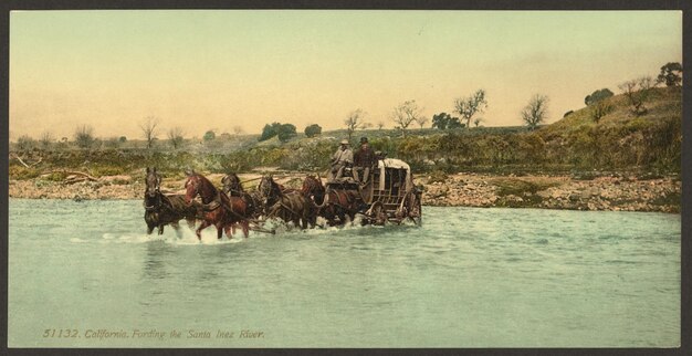 Photo un bateau avec des chevaux tirant un bateau qui dit la période de l'année