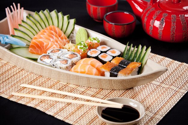 Photo bateau de composition de sushi