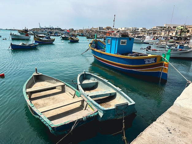 Photo un bateau avec une coque bleue est assis dans l'eau