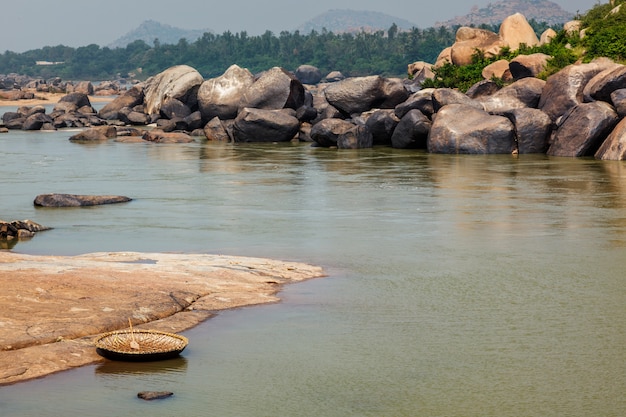 Bateau coracle en osier à hampi karnataka inde