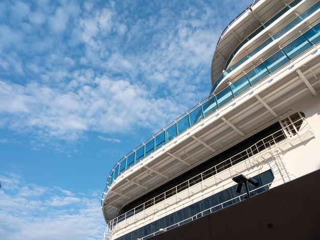 Bateau de croisière amarré au port