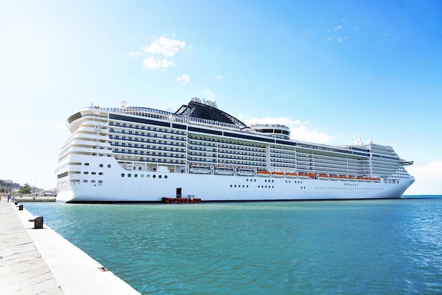 Un bateau de croisière amarré au port