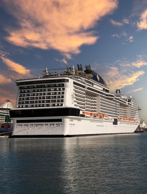 Bateau de croisière amarré au quai au coucher du soleil