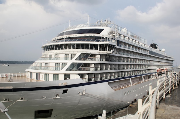 un bateau de croisière amarré au quai