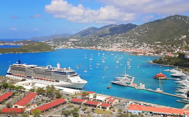 Bateau de croisière amarré dans la baie de Charlotte Amalie avant de partir pour des vacances pittoresques dans les Caraïbes