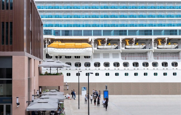 Bateau de croisière amarré à galataport