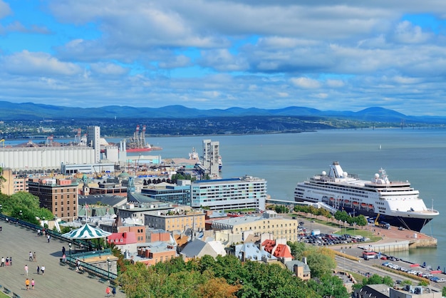 Bateau de croisière et bâtiments anciens de la ville basse avec ciel bleu à Québec.