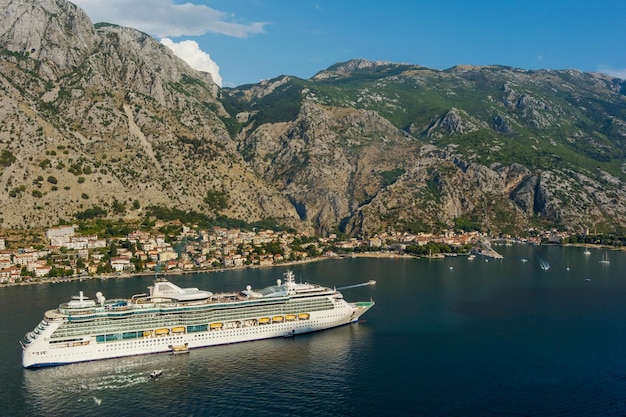 Bateau de croisière dans la baie près de la ville de Kotor