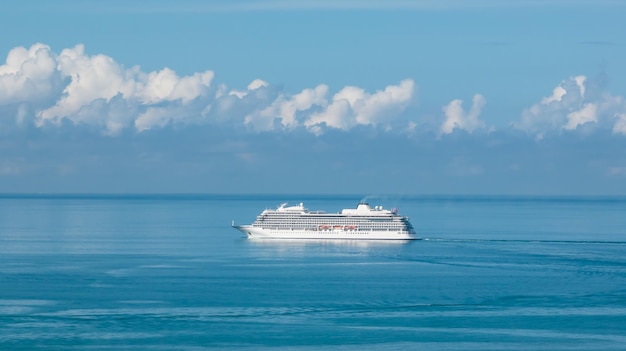 Un bateau de croisière dans l'eau avec le mot croisière sur le côté