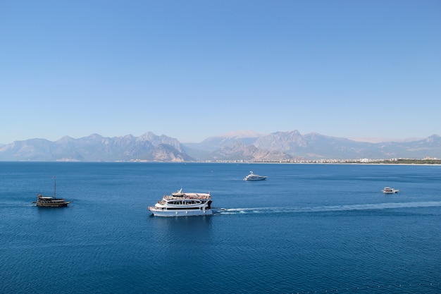 Bateau de croisière dans la mer Méditerranée en été. Concept de vue d'Antalya