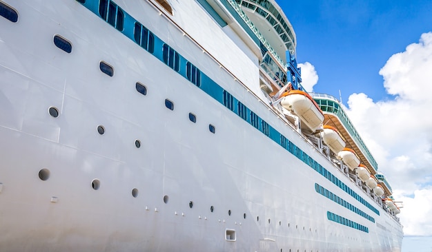 Bateau de croisière dans le port des Bahamas