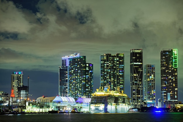 Bateau de croisière dans le port de Miami au coucher du soleil avec plusieurs yachts de luxe Miami Florida USA