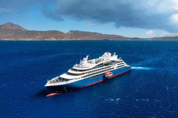 Bateau de croisière dans le port Vue aérienne du navire depuis un drone Eau bleue claire dans la mer Méditerranée Vacances d'été et voyage sur un paquebot de croisière Voyage d'été