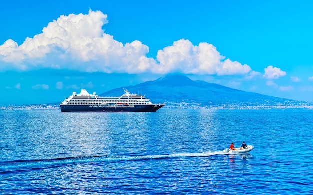 Bateau de croisière d'excursion et bateau avec touristes dans le port de luxe de Marina Grande à Sorrente près de Naples sur la mer Tyrrhénienne, côte amalfitaine, Italie. Paradis d'été italien. Montagnes sur la côte amalfitaine.