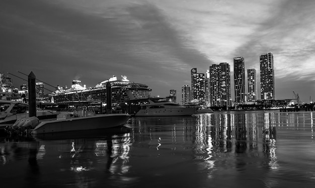 Bateau de croisière et gratte-ciel du centre-ville de Miami Miami Floride horizon du centre-ville bâtiments gratte-ciel colorés de nuit Downtown Miami Florida USA