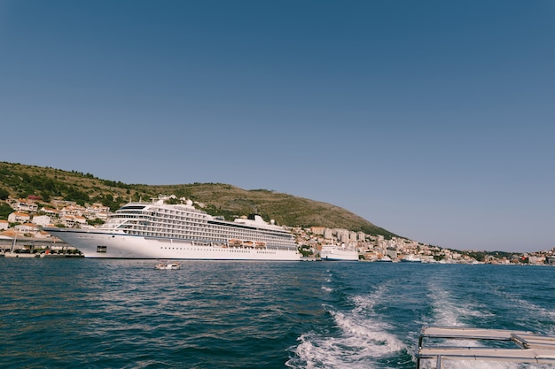 Photo un bateau de croisière de luxe au large de la croatie dans le contexte d'un ciel bleu