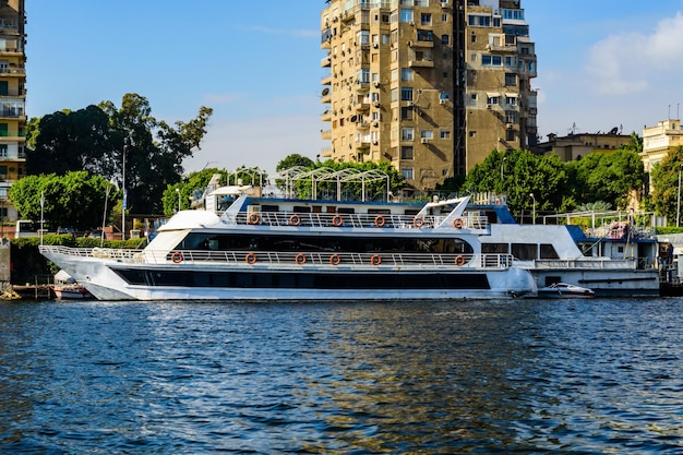 Bateau de croisière de luxe blanc sur le Nil dans la ville du Caire Egypte