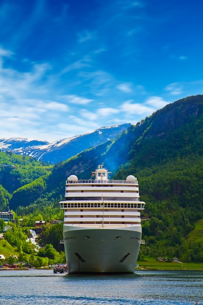 Photo bateau de croisière en norvège fjiord