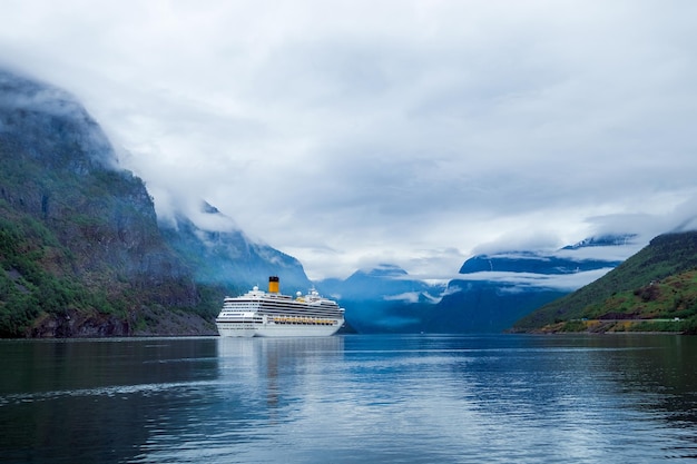 Bateau de croisière, paquebots de croisière sur Hardanger fjorden, belle nature Norvège