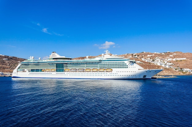 Bateau de croisière près de l'île de Mykonos, Cyclades en Grèce.