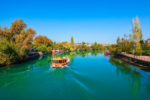 Bateau de croisière touristique sur la rivière Manavgat