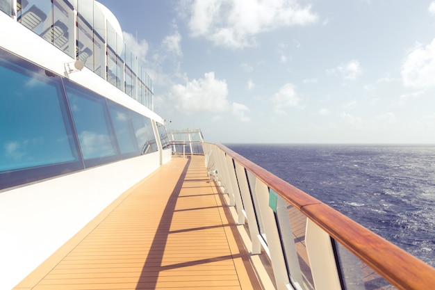 Bateau De Croisière Vide Pont Ouvert Avec Espace De Copie